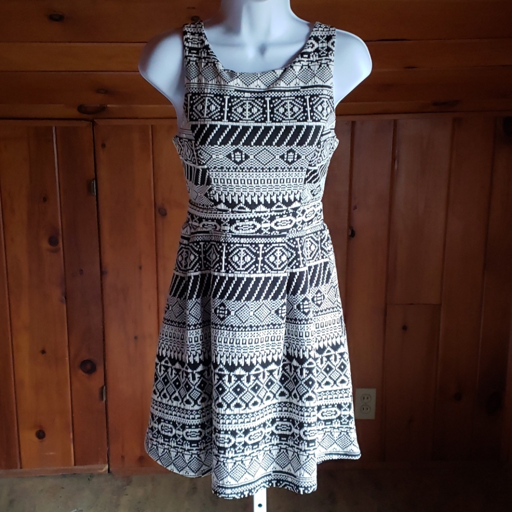 🆕️ Black and white dress